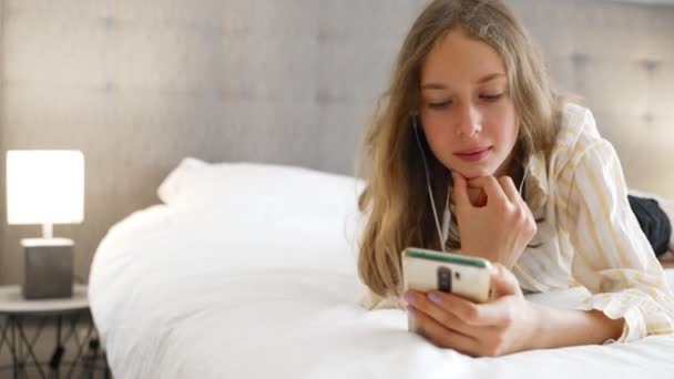 Nastolatek Telefonem Łóżku Pojęcie Uzależnienia Gadżetów — Wideo stockowe