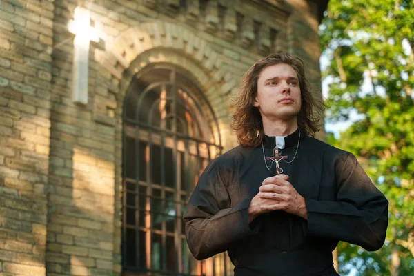 Christelijke Priester Met Kruis Bij Kerk — Stockfoto