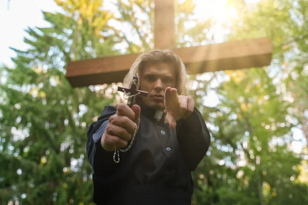 Christlicher Priester Mit Kreuz Betet Auf Dem Friedhof — Stockfoto