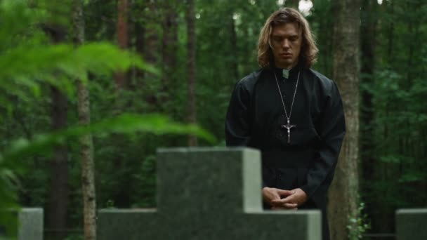 Kristna Präst Med Kors Ber Kyrkogården — Stockvideo