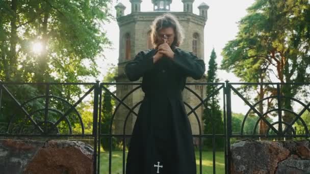 Christlicher Priester Mit Kreuz Gebet Der Kirche — Stockvideo