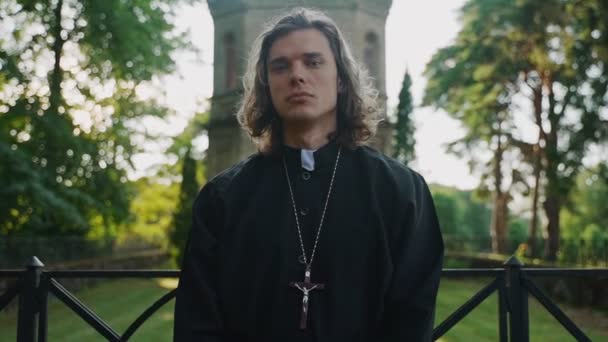 Sacerdote Accanto Alla Chiesa Dolly Zoom — Video Stock