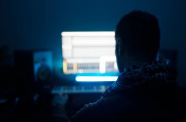 Ses yapımcısı kayıt stüdyosunda çalışıyor..