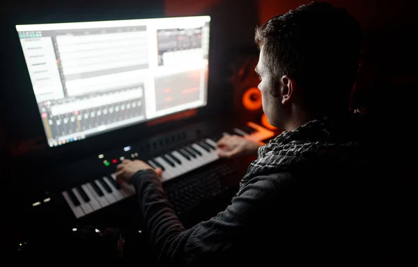 Producteur Sonore Travaillant Studio Enregistrement — Photo