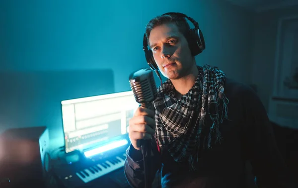 Yakışıklı Adam Kayıt Stüdyosunda Şarkı Kaydediyor — Stok fotoğraf
