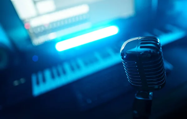 Microfone Retrô Sintetizador Teclado Midi Estúdio Gravação — Fotografia de Stock