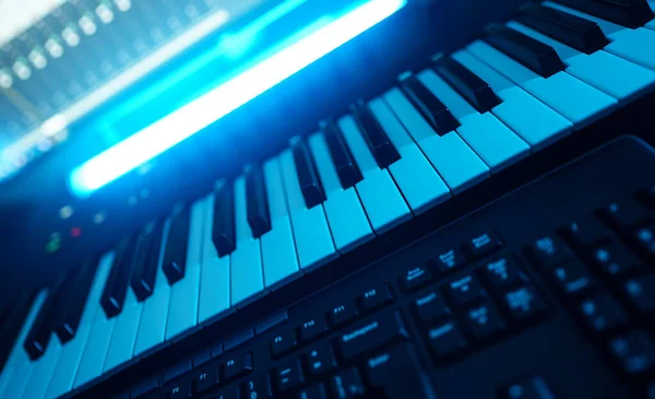 Professioneller Midi Keyboard Synthesizer Tonstudio — Stockfoto