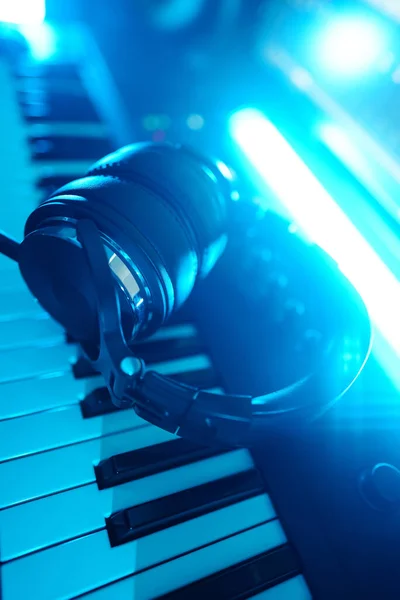 Piyano Klavyesinde Kulaklıklar Kayıt Stüdyosu Kavramı — Stok fotoğraf