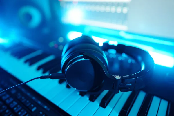 Auriculares Teclado Del Piano Concepto Estudio Grabación — Foto de Stock