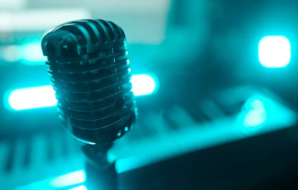 Kayıt Stüdyosunda Retro Mikrofon Midi Klavye Sentezleyicisi — Stok fotoğraf
