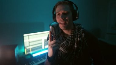 Yakışıklı adam kayıt stüdyosunda şarkı kaydediyor..