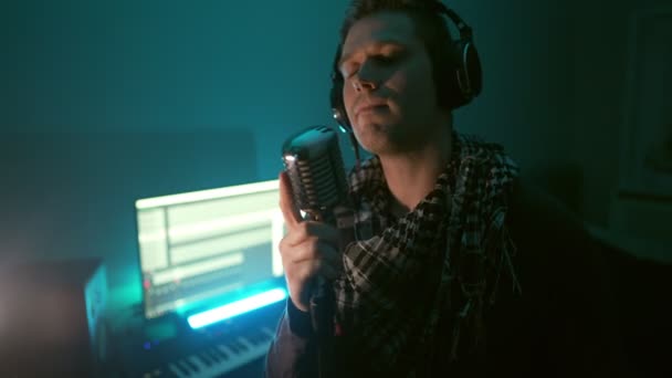 Hombre Guapo Grabando Una Canción Estudio Grabación — Vídeos de Stock