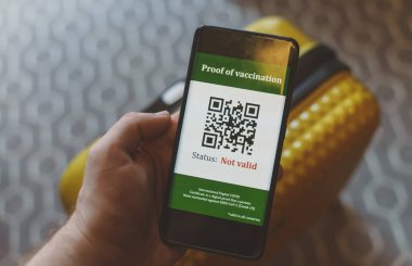 Coronavirus aşısı pasaport uygulaması akıllı telefondan. Durum geçerli değil.