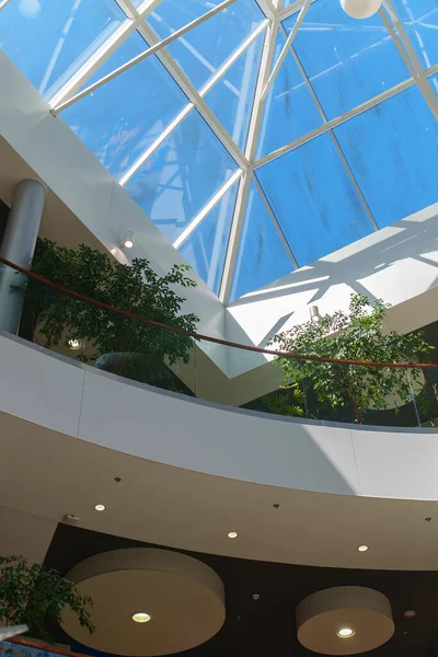 Moderno Centro Comercial Interior Con Plantas —  Fotos de Stock