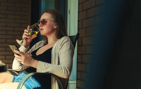 Donna Occhiali Sole Godendo Vino Bianco Sul Balcone — Foto Stock