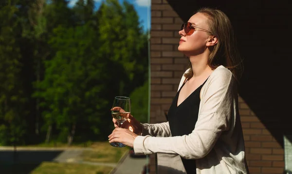Жінка Сонцезахисних Окулярах Насолоджується Білим Вином Балконі — стокове фото