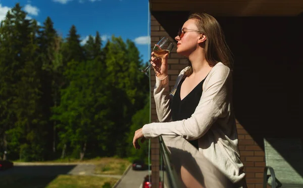 Женщина Солнечных Очках Наслаждается Белым Вином Балконе — стоковое фото