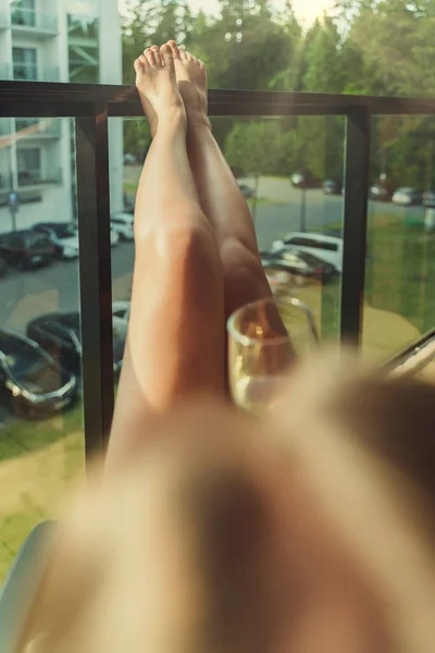 Donna Sta Godendo Vino Bianco Sul Balcone — Foto Stock