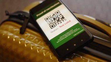 Coronavirus aşısı pasaport uygulaması akıllı telefondan. Durum geçerli değil.