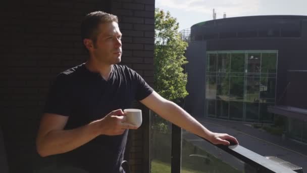 Mann Mit Tasse Kaffee Auf Dem Balkon — Stockvideo