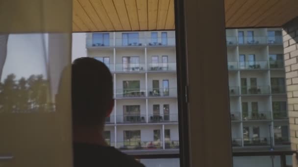 Homme Avec Une Tasse Café Sur Balcon — Video