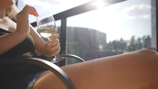 Mulher Sentada Desfrutando Vinho Branco Varanda — Vídeo de Stock