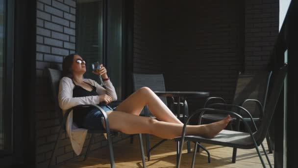 Femme Assise Dégustant Vin Blanc Sur Balcon — Video