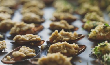 Fırında pişirmeden önce midye dolması..