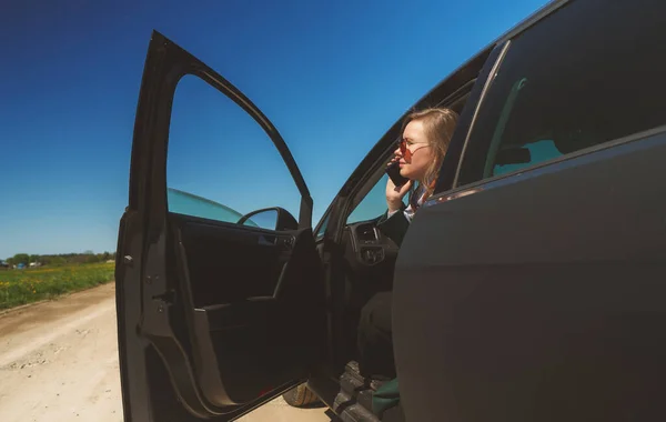 女人在车里用智能手机打电话 — 图库照片