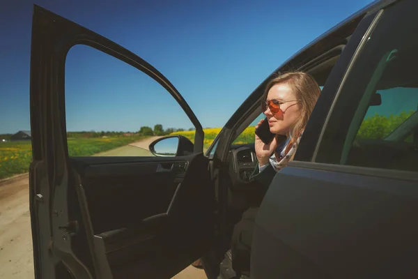 Kvinna Ringer Smartphone Från Bilen — Stockfoto