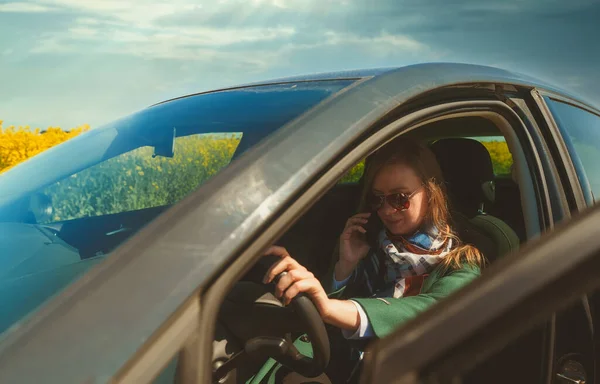 Mujer Llamando Por Teléfono Inteligente Desde Coche — Foto de Stock