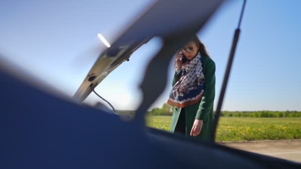 Frau Neben Kaputtem Auto Ruft Hilfe — Stockvideo