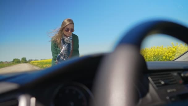 Mujer Abrigo Abre Capucha Del Coche — Vídeos de Stock