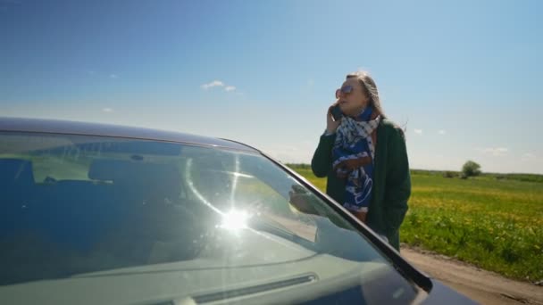 Mujer Llamando Por Teléfono Inteligente Cerca Del Coche — Vídeo de stock