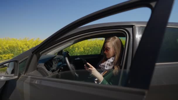 Жінка Сидить Машині Використовує Мобільний Телефон — стокове відео