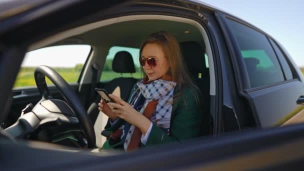 Mujer Sentada Coche Usando Teléfono Móvil — Vídeos de Stock