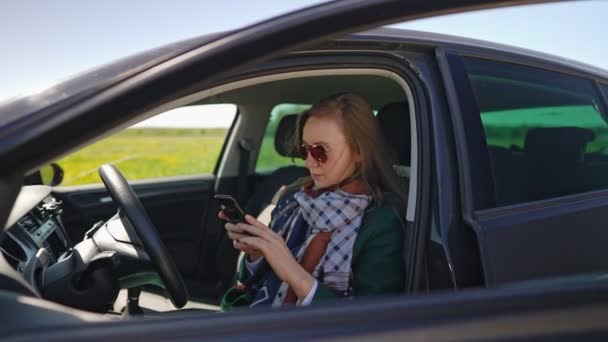 Mujer Sentada Coche Usando Teléfono Móvil — Vídeos de Stock