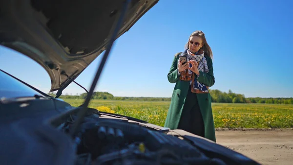 Kvinna Nära Trasig Bil Ropar Hjälp — Stockfoto