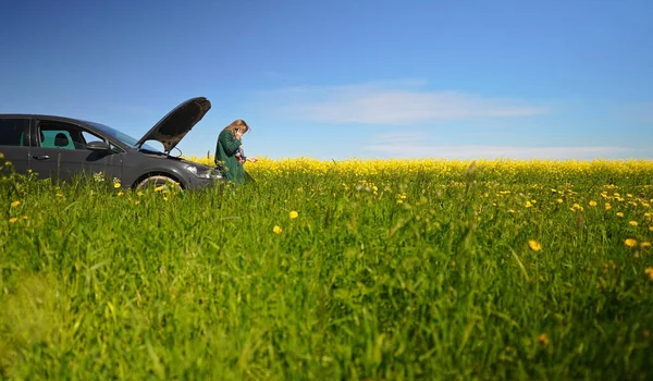 Vrouw Bij Kapotte Auto Roept Hulp — Stockfoto