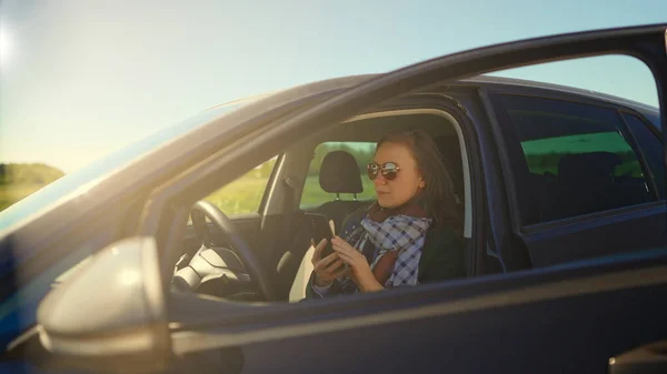 Mulher Sentada Carro Usando Telefone Celular — Fotografia de Stock