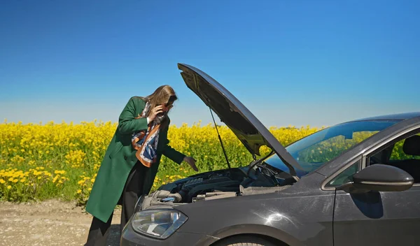 Mulher Perto Carro Quebrado Pedindo Ajuda — Fotografia de Stock