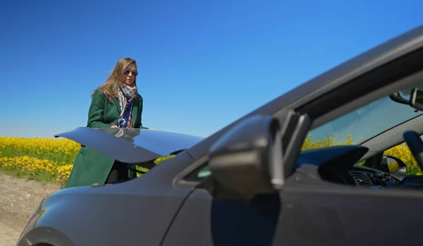 Женщина Пальто Открывает Капот Автомобиля — стоковое фото