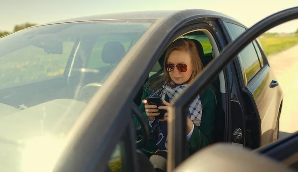 Vrouw Auto Met Behulp Van Mobiele Telefoon — Stockfoto