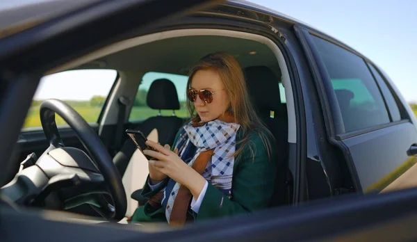 Mulher Sentada Carro Usando Telefone Celular — Fotografia de Stock