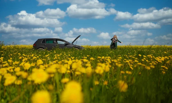 壊れた車の近くの女性が助けを求めて — ストック写真