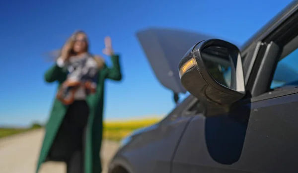 Mujer Cerca Coche Roto Pidiendo Ayuda — Foto de Stock