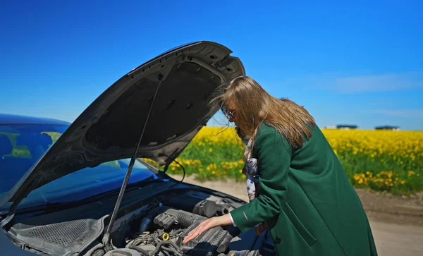 Donna Nel Cappotto Apre Cofano Della Macchina — Foto Stock