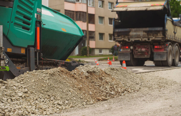 Машина для укладки асфальта на улице.