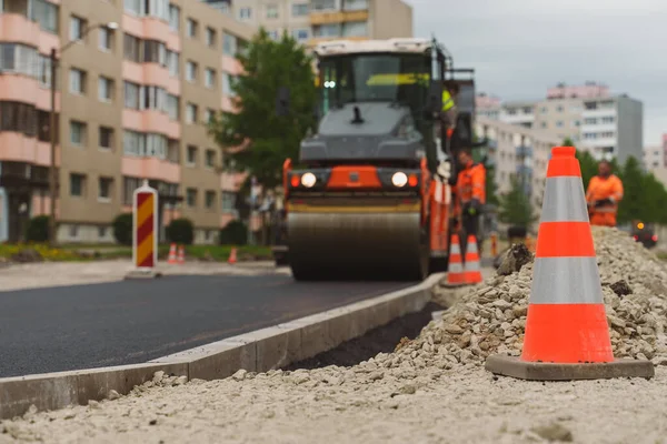 Αναδόμηση Δρόμου Βαριά Δόνηση Οδοστρωτήρα Στοίβαγμα Καυτή Άσφαλτο — Φωτογραφία Αρχείου