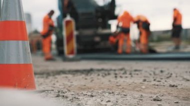 Yolda asfalt istifleme makinesi var..